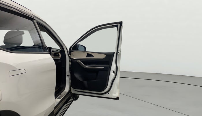 2021 Mahindra XUV700 AX 3 P MT 5 STR, Petrol, Manual, 40,193 km, RHS Front Door