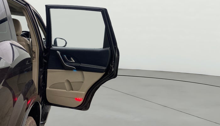 2015 Mahindra XUV500 W10, Diesel, Manual, 1,14,508 km, RHS Rear Door