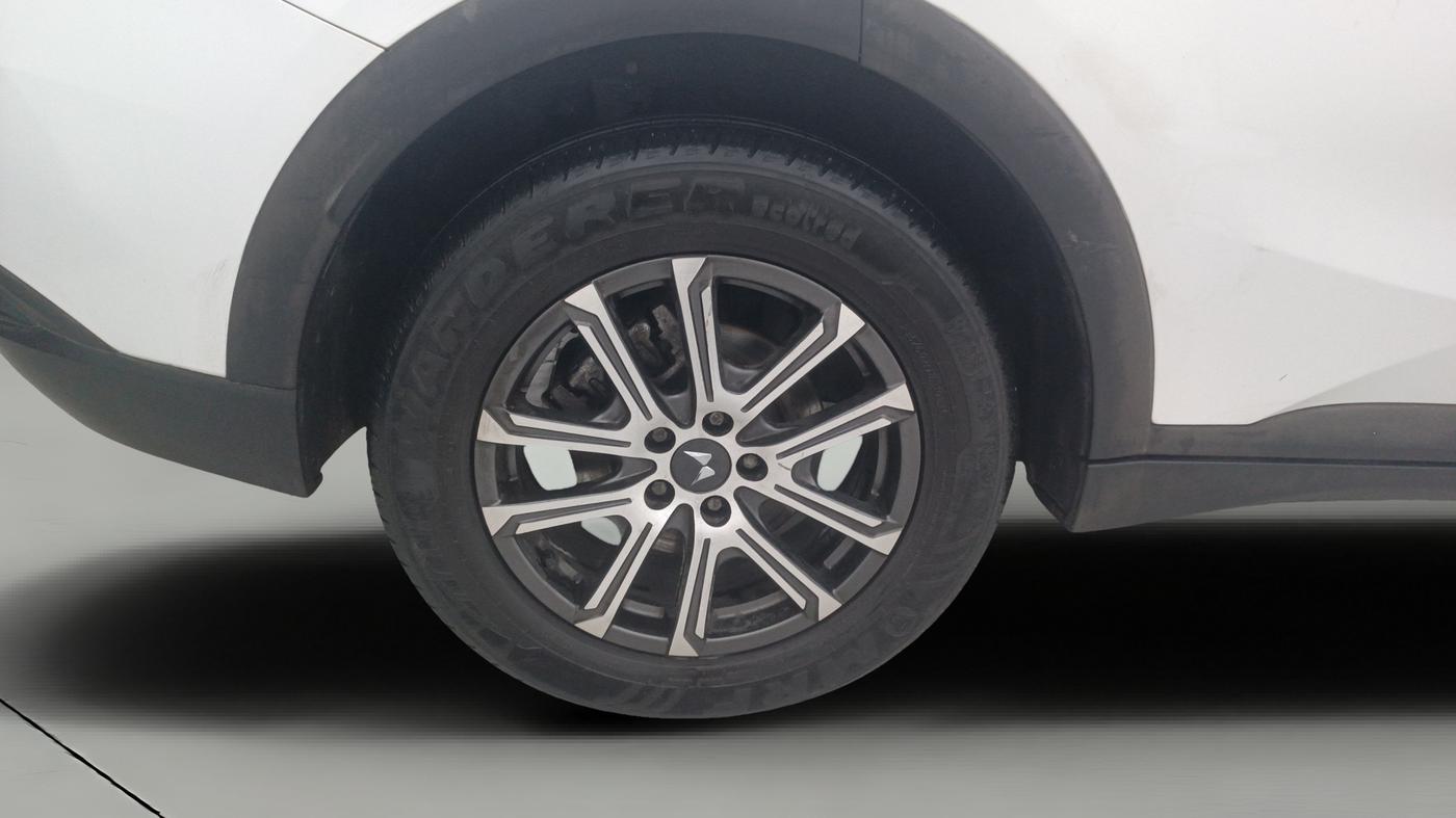 2023 Mahindra XUV700 AX 7 LUXURY P AT 7 STR, Petrol, Automatic, 42,955 km, Right Rear Wheel