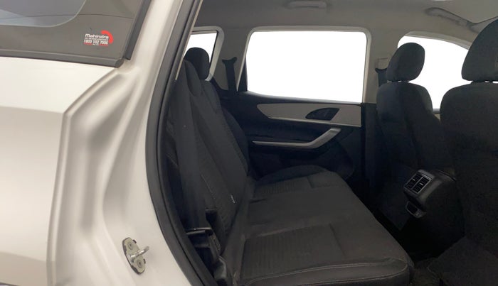 2021 Mahindra XUV700 AX 3 P MT 5 STR, Petrol, Manual, 40,193 km, Right Side Rear Door Cabin
