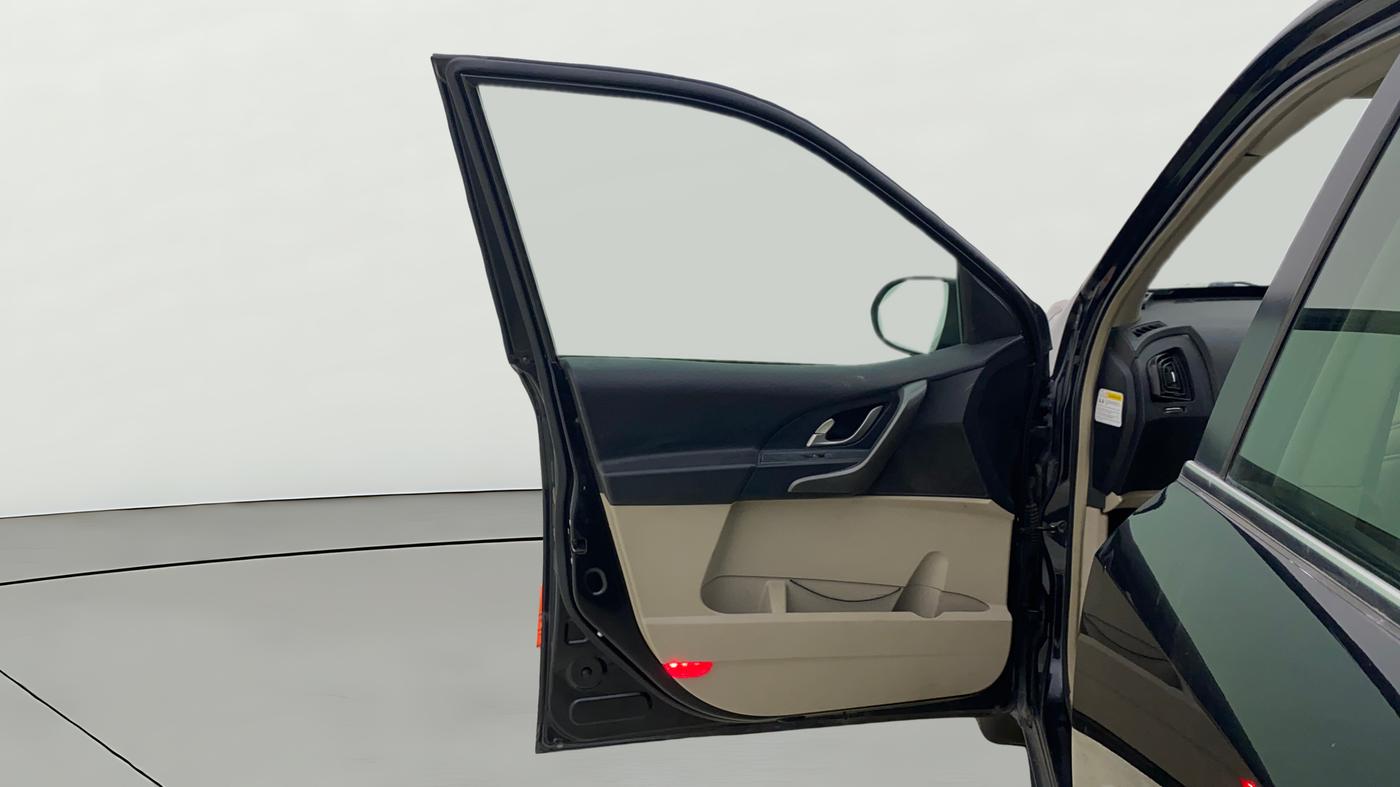 2016 Mahindra XUV500 W10 AT, Diesel, Automatic, 1,11,214 km, LHS Front Door