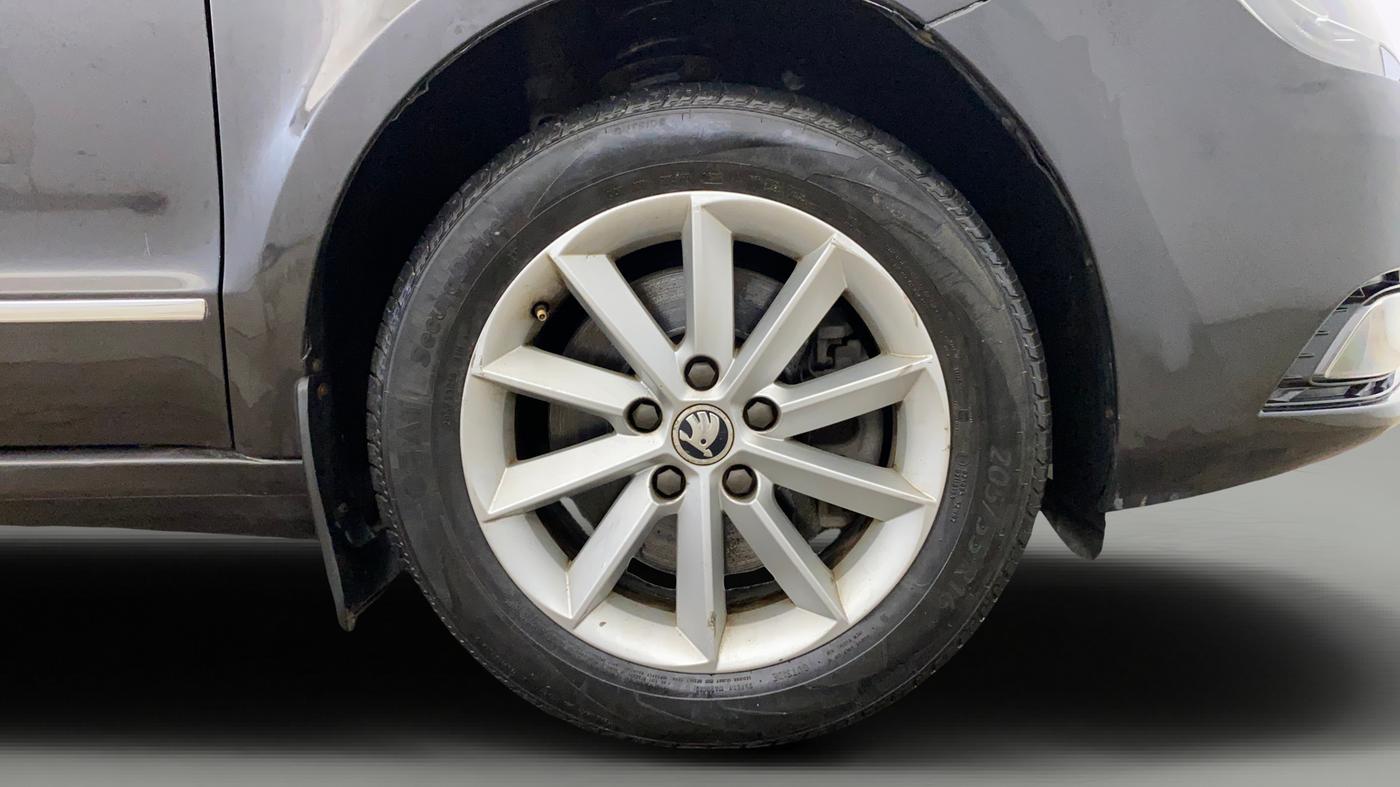 2015 Skoda Superb ELEGANCE 1.8 TSI AT, Petrol, Automatic, 71,019 km, Right Front Wheel