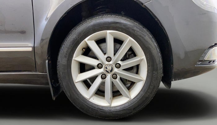 2015 Skoda Superb ELEGANCE 1.8 TSI AT, Petrol, Automatic, 71,139 km, Right Front Wheel