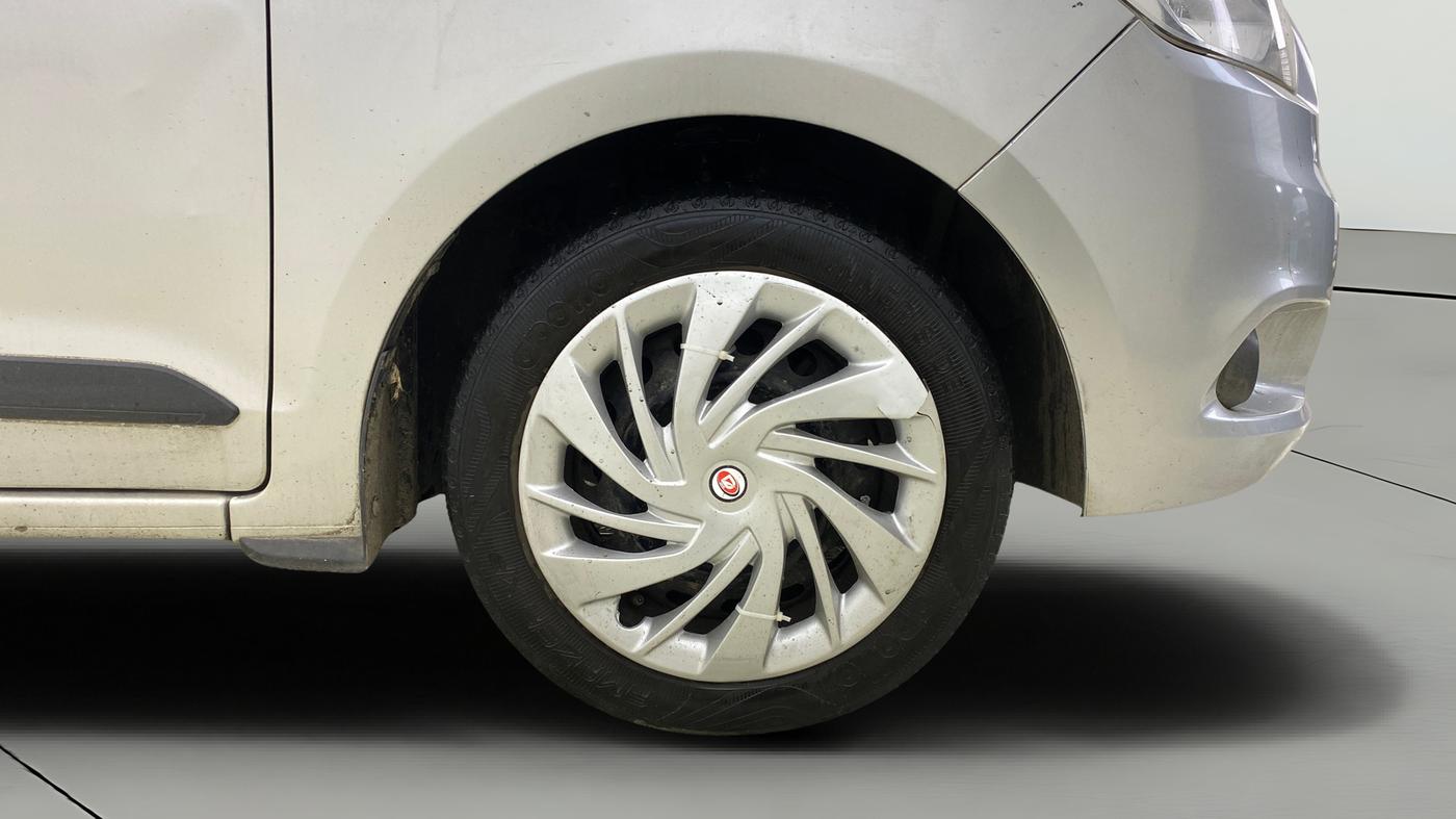 2015 Ford New Figo TREND 1.2 PETROL, Petrol, Manual, 29,990 km, Right Front Wheel