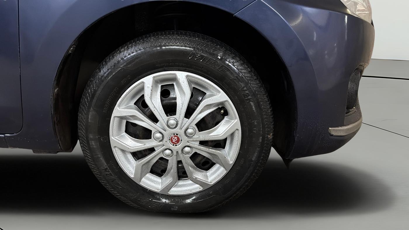 2017 Maruti Dzire VXI, Petrol, Manual, 1,16,292 km, Right Front Wheel