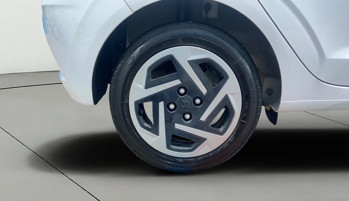 2025 Hyundai GRAND I10 NIOS MAGNA CORPORATE EDITION AMT 1.2 KAPPA VTVT, Petrol, Automatic, 2,349 km, Right Rear Wheel