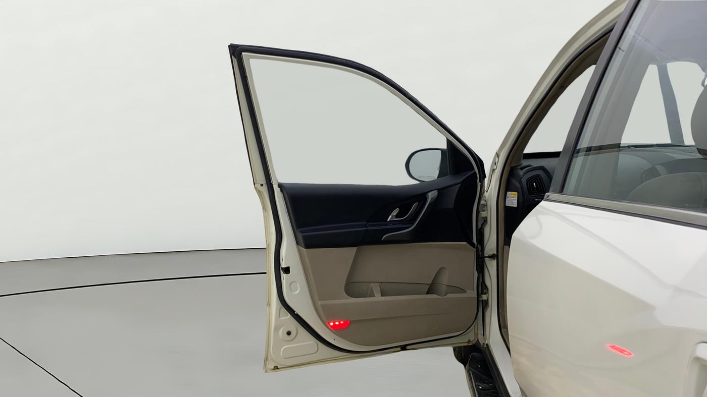 2016 Mahindra XUV500 W10 AT, Diesel, Automatic, 1,22,669 km, LHS Front Door