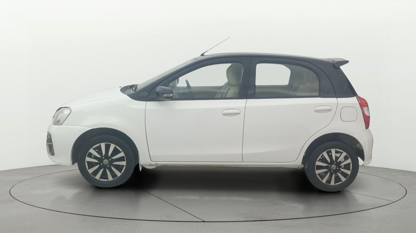 2019 Toyota Etios Liva V DUAL TONE, Petrol, Manual, 1,30,217 km, Left Side
