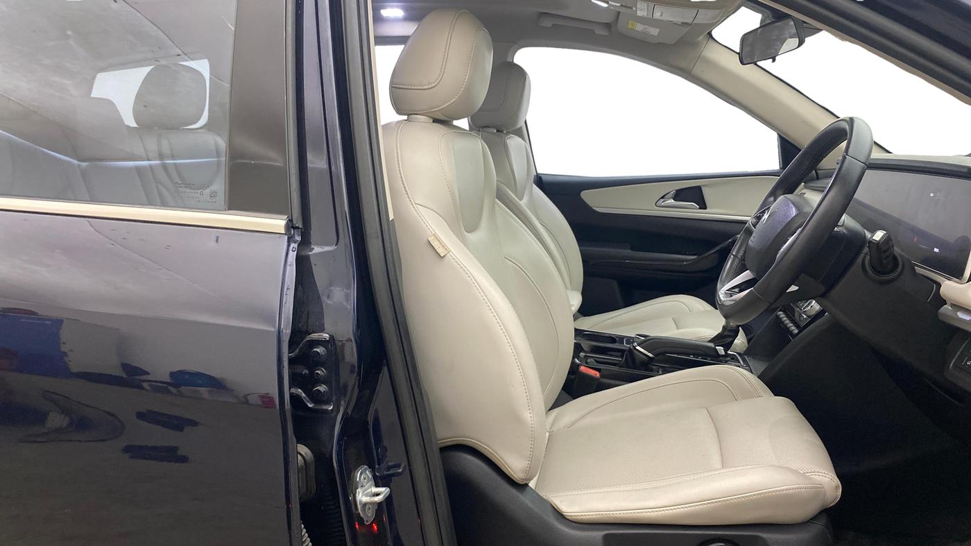 2022 Mahindra XUV700 AX 7 P AT 7 STR, Petrol, Automatic, 78,909 km, Right Side Front Door Cabin
