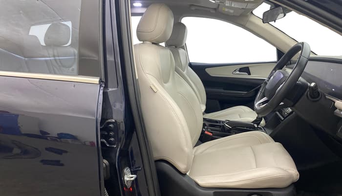 2022 Mahindra XUV700 AX 7 P AT 7 STR, Petrol, Automatic, 78,909 km, Right Side Front Door Cabin