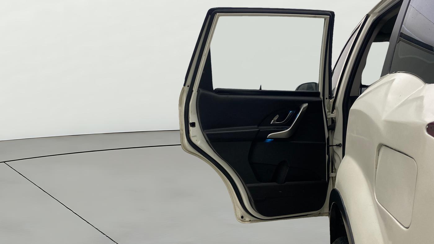 2019 Mahindra XUV500 W7, Diesel, Manual, 1,40,404 km, LHS Rear Door