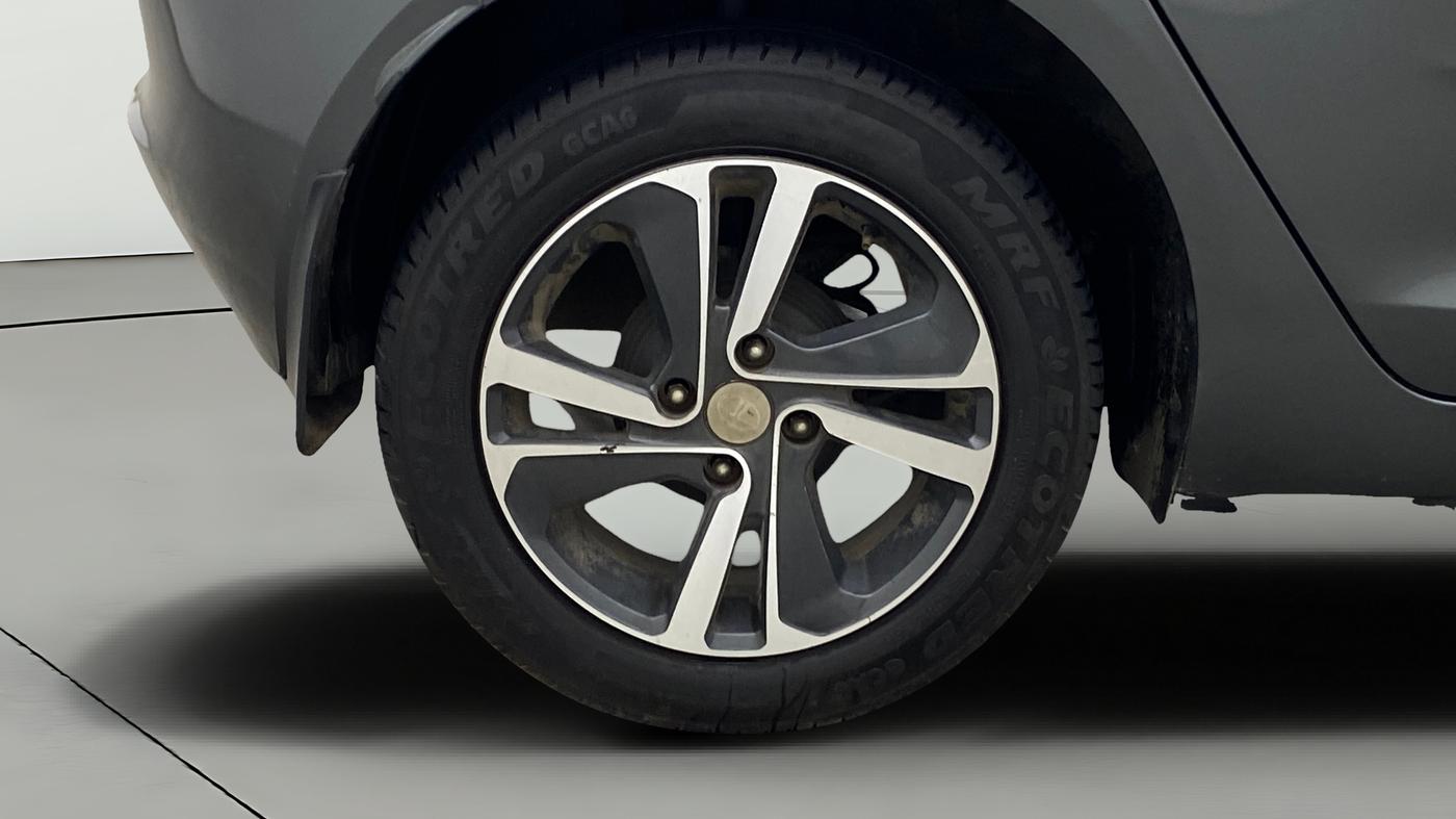 2024 Tata ALTROZ XZ PETROL, Petrol, Manual, 44,415 km, Right Rear Wheel