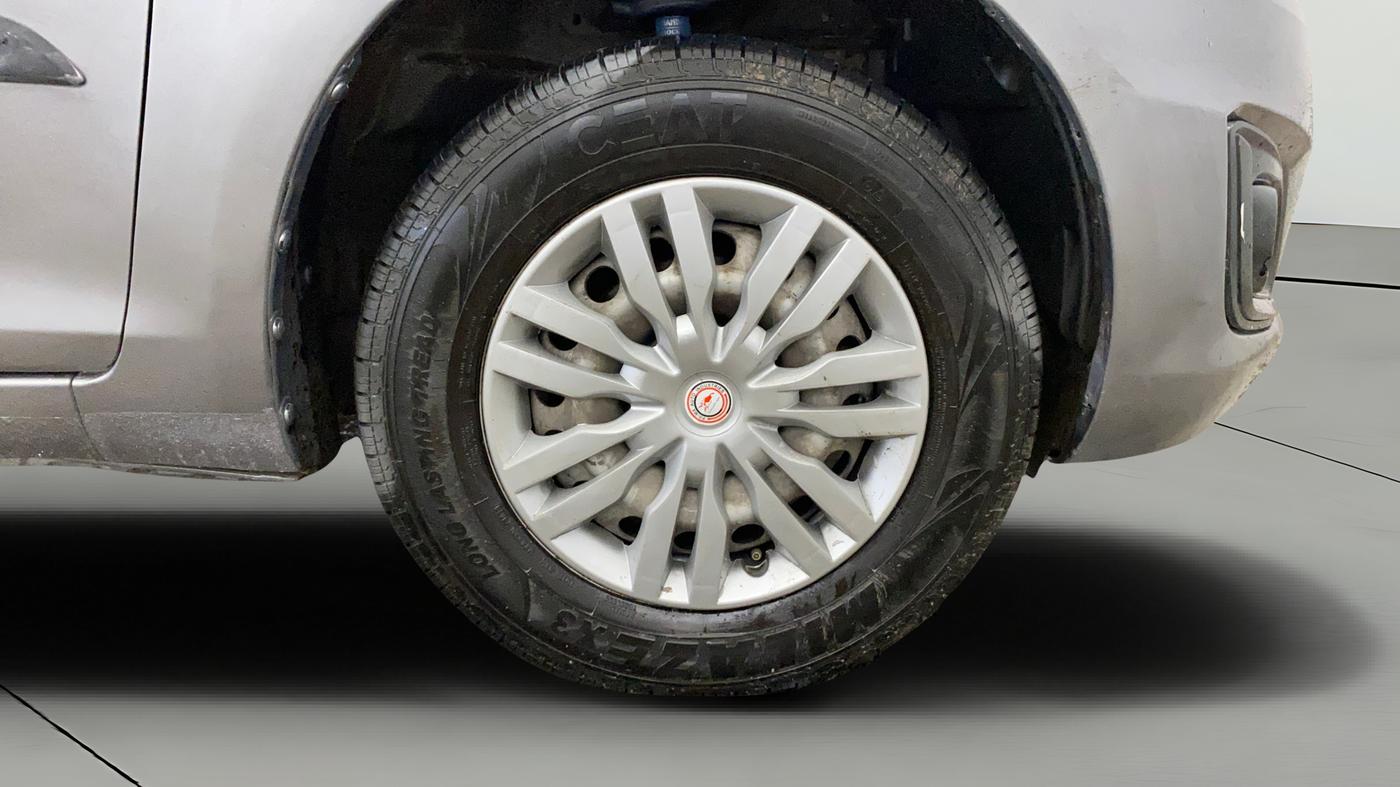 2016 Maruti Swift LXI (O), Petrol, Manual, 59,608 km, Right Front Wheel