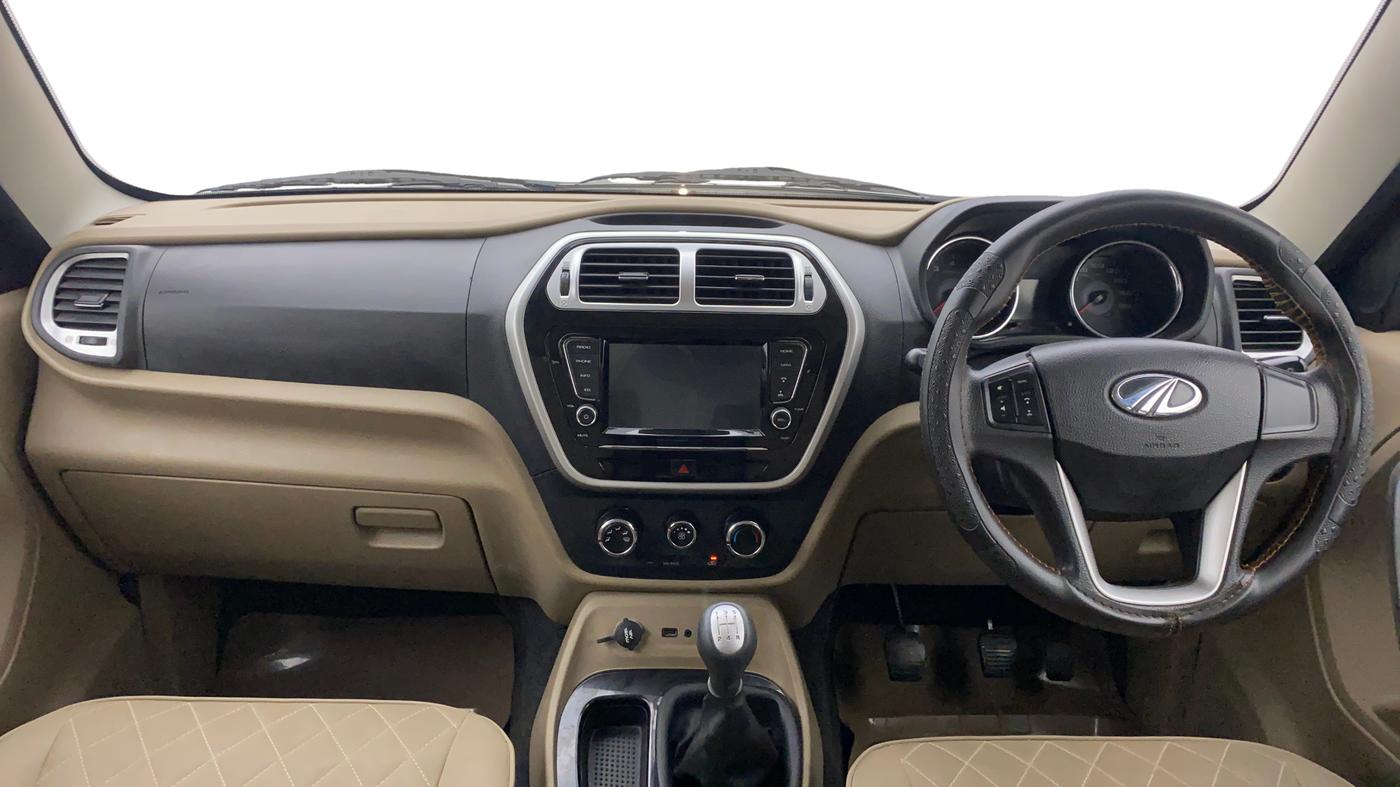 2017 Mahindra TUV300 T10 DUAL TONE, Diesel, Manual, 65,100 km, Dashboard
