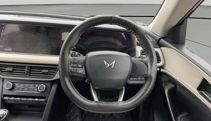 2022 Mahindra XUV700 AX 5 P MT 5 STR, Petrol, Manual, 46,331 km, Steering Wheel Close Up