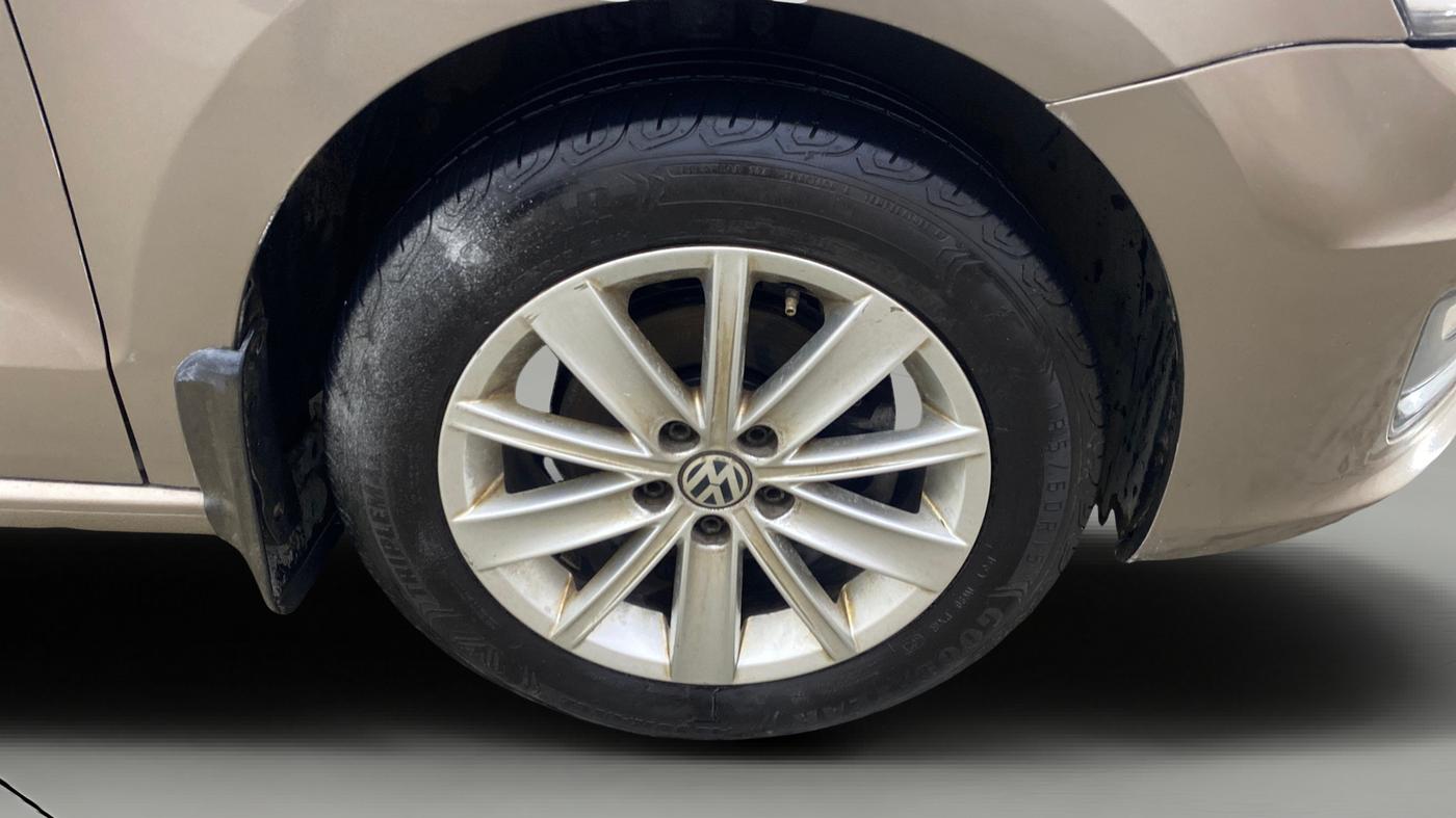 2016 Volkswagen Vento HIGHLINE PETROL AT, Petrol, Automatic, 49,229 km, Right Front Wheel