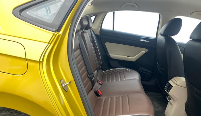 2022 Volkswagen VIRTUS HIGHLINE TSI 1.0 AT, Petrol, Automatic, 29,484 km, Right Side Rear Door Cabin