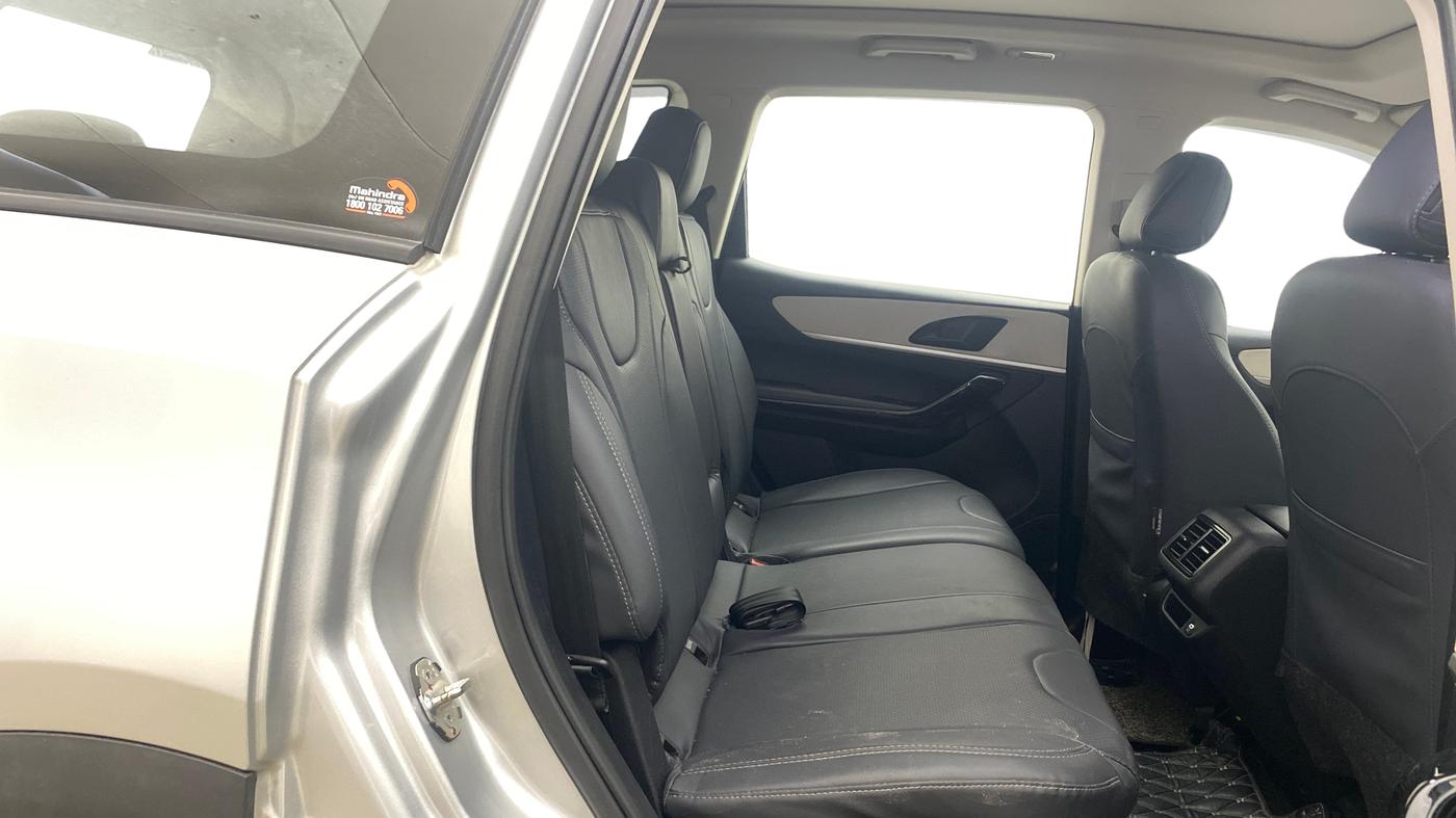 2022 Mahindra XUV700 AX 5 P MT 7 STR, Petrol, Manual, 86,107 km, Right Side Rear Door Cabin