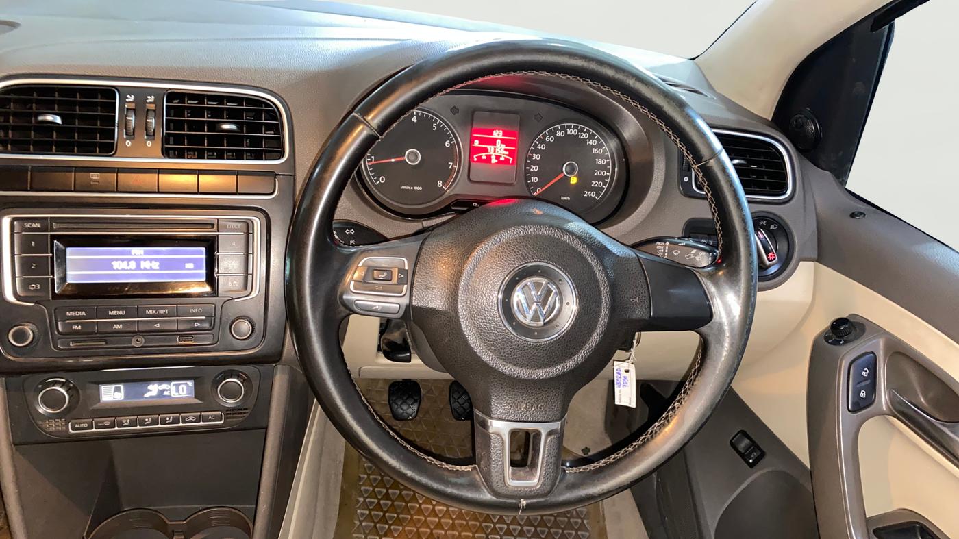 2013 Volkswagen Vento HIGHLINE 1.6 MPI, Petrol, Manual, 73,143 km, Steering Wheel Close Up