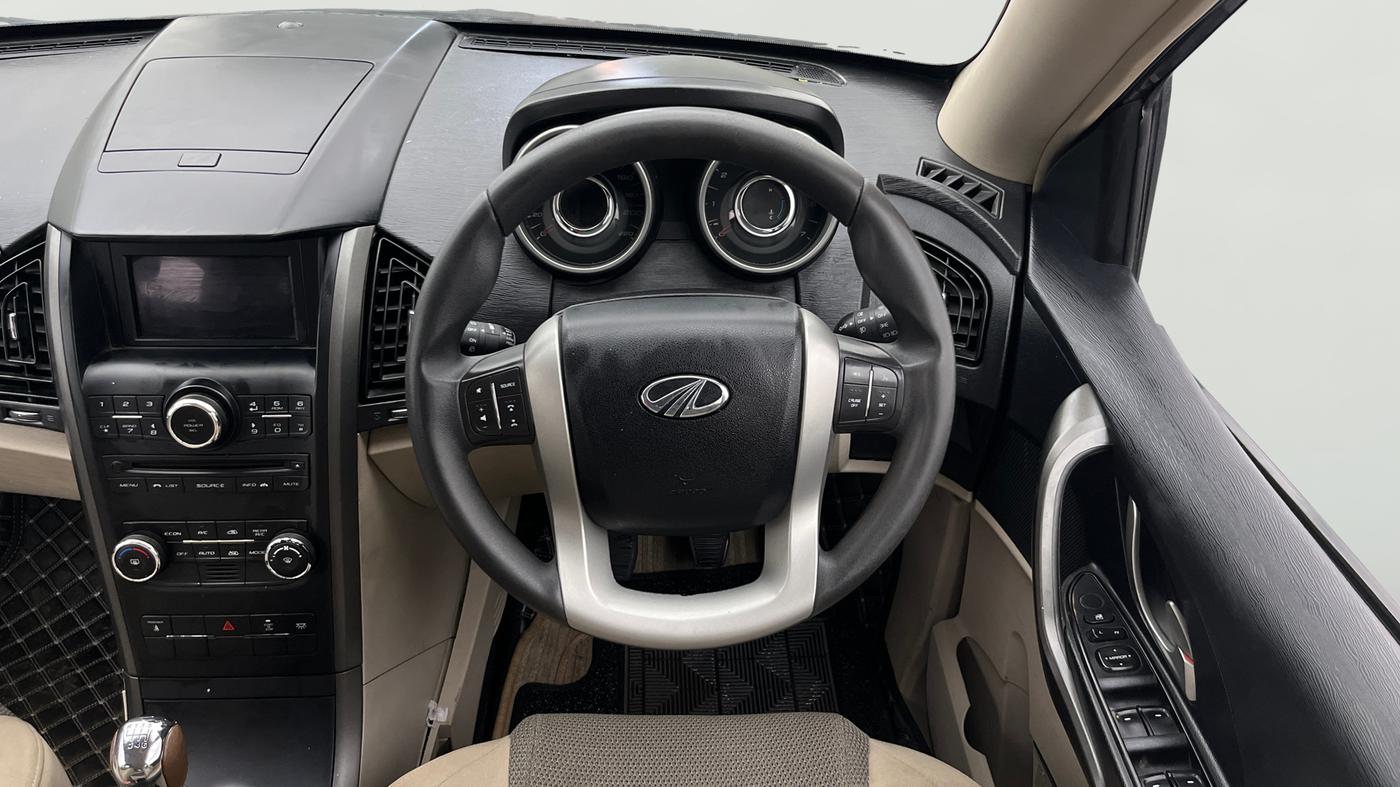 2015 Mahindra XUV500 W6, Diesel, Manual, 1,10,007 km, Steering Wheel Close Up