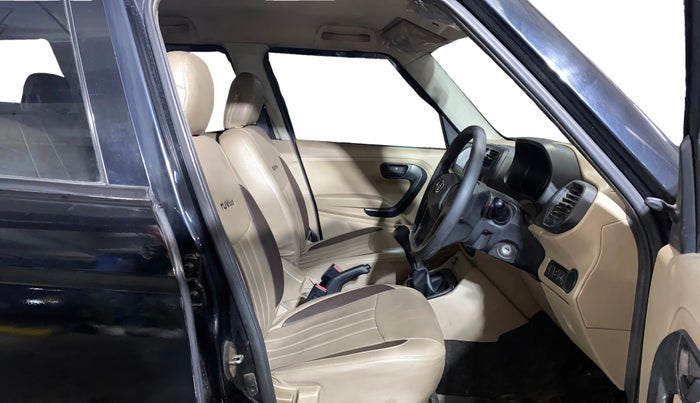 2016 Mahindra TUV300 T4, Diesel, Manual, 45,086 km, Right Side Front Door Cabin