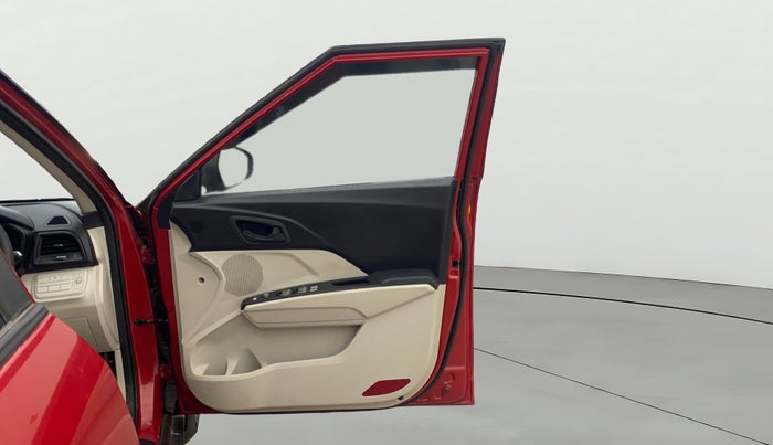 2021 Mahindra XUV300 W6 1.2 PETROL AMT, Petrol, Automatic, 47,970 km, RHS Front Door