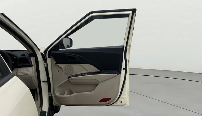 2021 Mahindra XUV300 W6 1.5 DIESEL AMT, Diesel, Automatic, 1,14,435 km, RHS Front Door