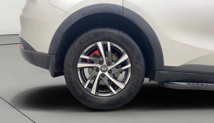 2022 Mahindra XUV700 AX 5 D MT 7 STR, Diesel, Manual, 33,379 km, Right Rear Wheel