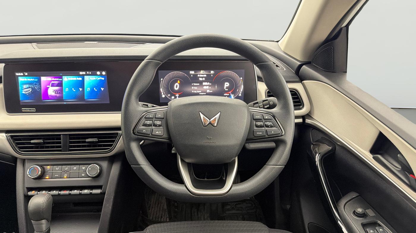 2025 Mahindra XUV700 AX 5 P AT 5 STR, Petrol, Automatic, 3,138 km, Steering Wheel Close Up