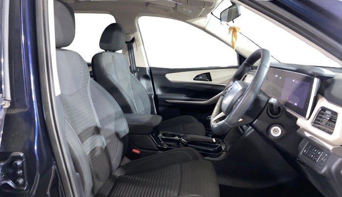 2021 Mahindra XUV700 AX 5 P MT 7 STR, Petrol, Manual, 11,809 km, Right Side Front Door Cabin