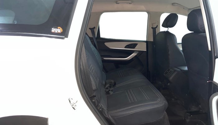 2023 Mahindra XUV700 MX P MT 5 STR, Petrol, Manual, 55,482 km, Right Side Rear Door Cabin