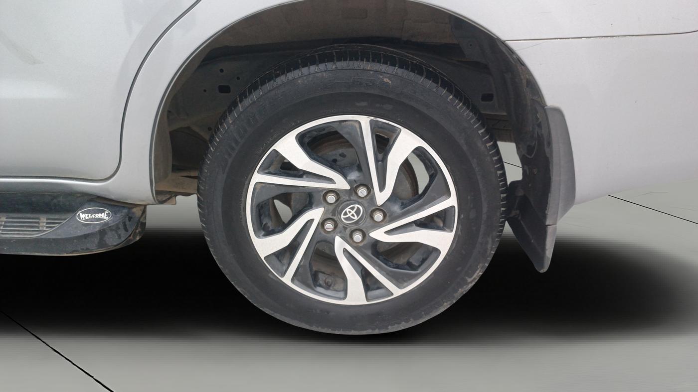 2022 Toyota Innova Crysta 2.4 VX 8 STR, Diesel, Manual, 28,485 km, Left Rear Wheel