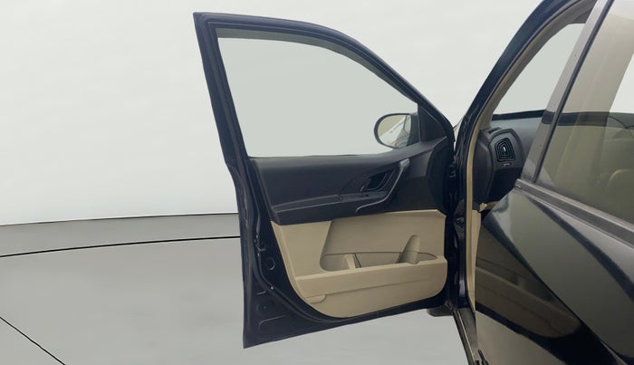 2016 Mahindra XUV500 W4, Diesel, Manual, 1,39,463 km, LHS Front Door