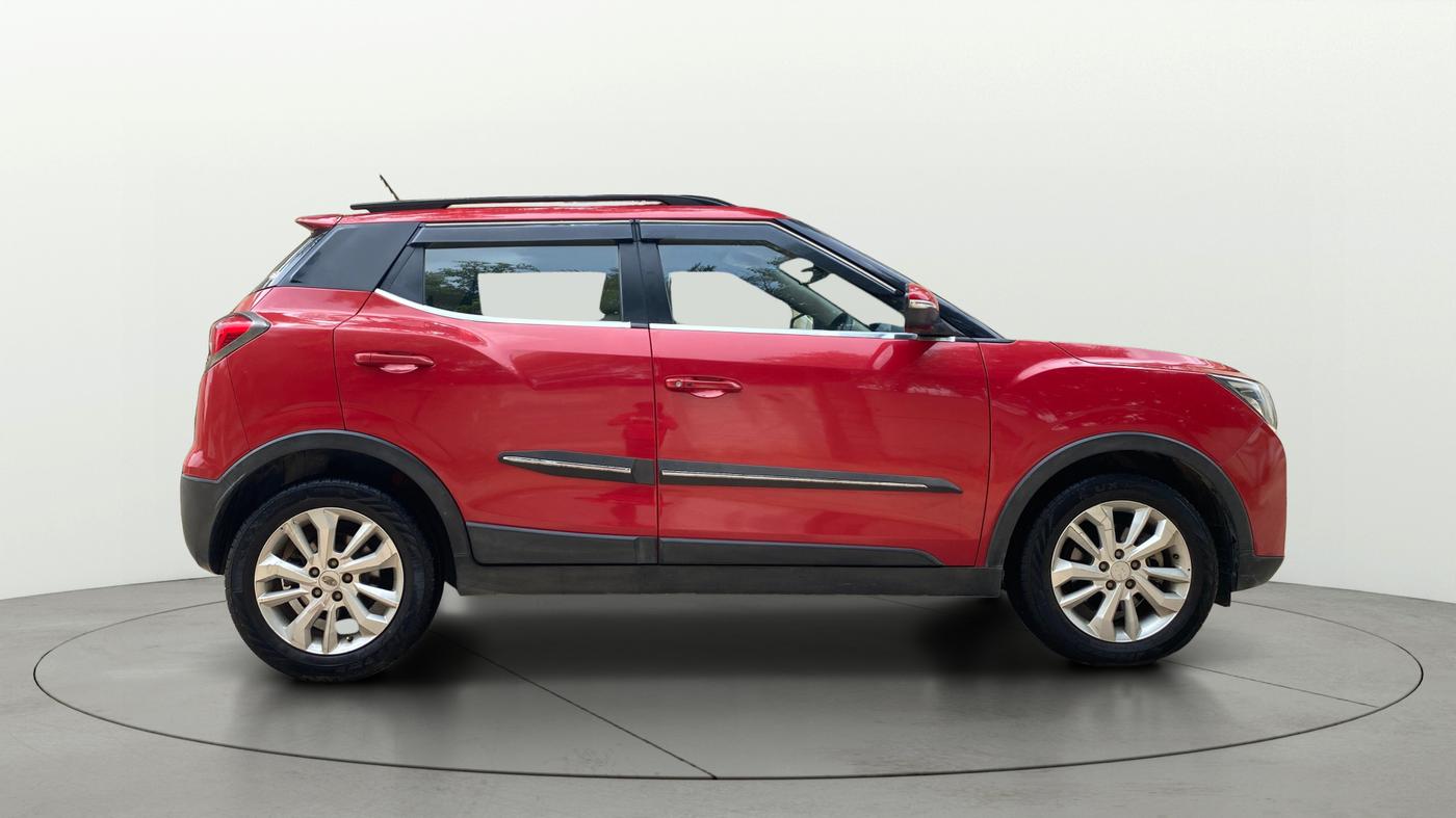 2019 Mahindra XUV300 W8 1.5 DIESEL AMT, Diesel, Automatic, 1,02,026 km, Right Side View