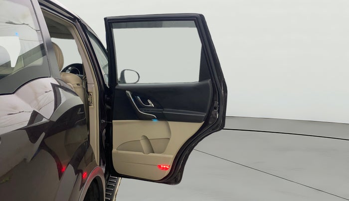 2017 Mahindra XUV500 W10 AT, Diesel, Automatic, 78,236 km, RHS Rear Door