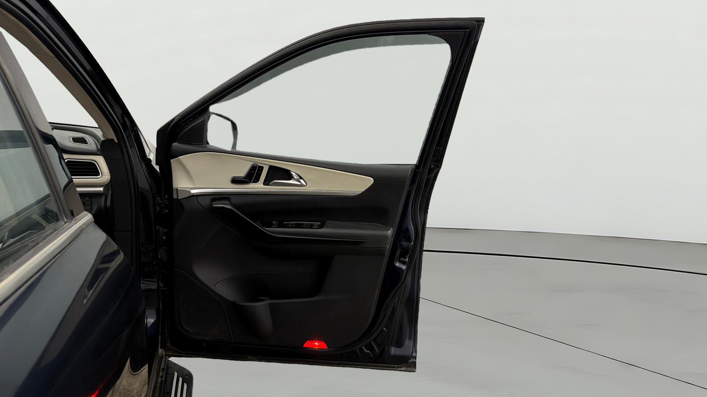 2022 Mahindra XUV700 AX 7 P AT 7 STR, Petrol, Automatic, 63,285 km, RHS Front Door