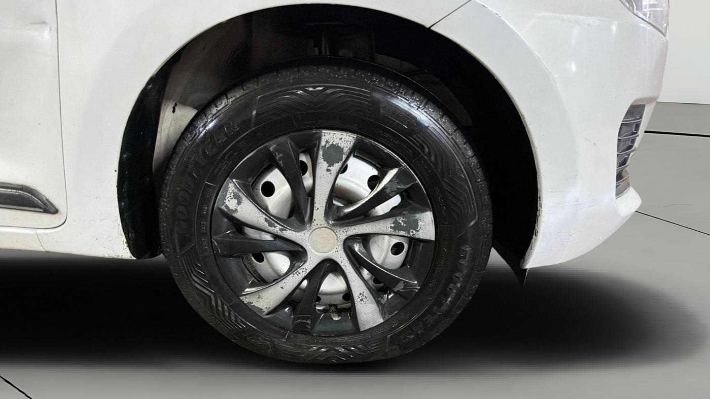 2022 Maruti Swift LXI, Petrol, Manual, 1,42,854 km, Right Front Wheel