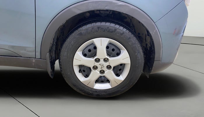 2023 Mahindra XUV300 W6 1.2 PETROL AMT, Petrol, Automatic, 27,860 km, Right Front Wheel