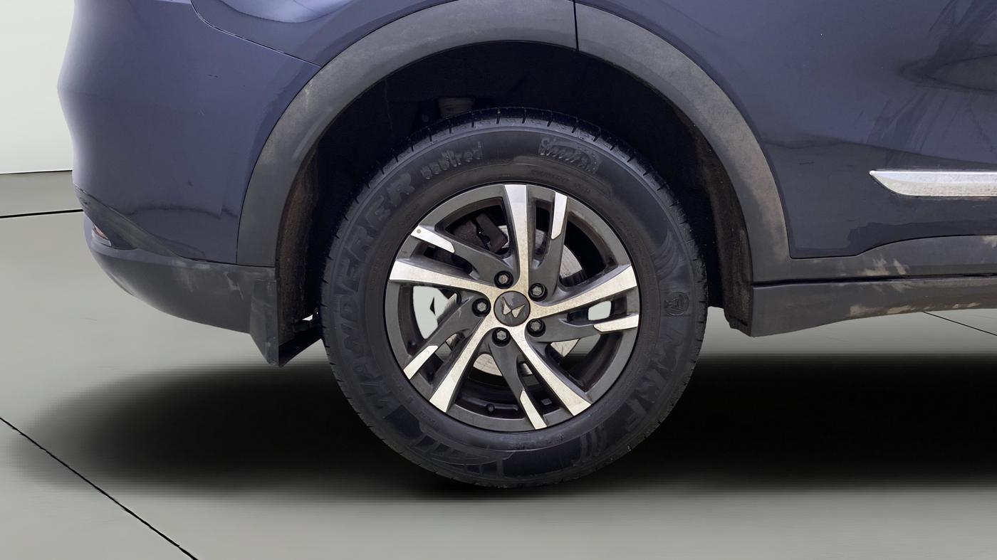 2023 Mahindra XUV700 AX 5 P AT 5 STR, Petrol, Automatic, 12,399 km, Right Rear Wheel