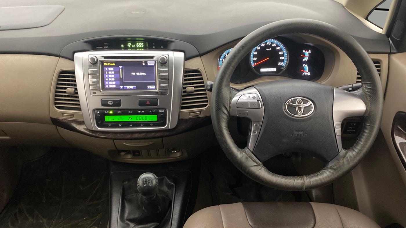 2015 Toyota Innova 2.5 VX 8 STR, Diesel, Manual, 55,485 km, Steering Wheel Close Up