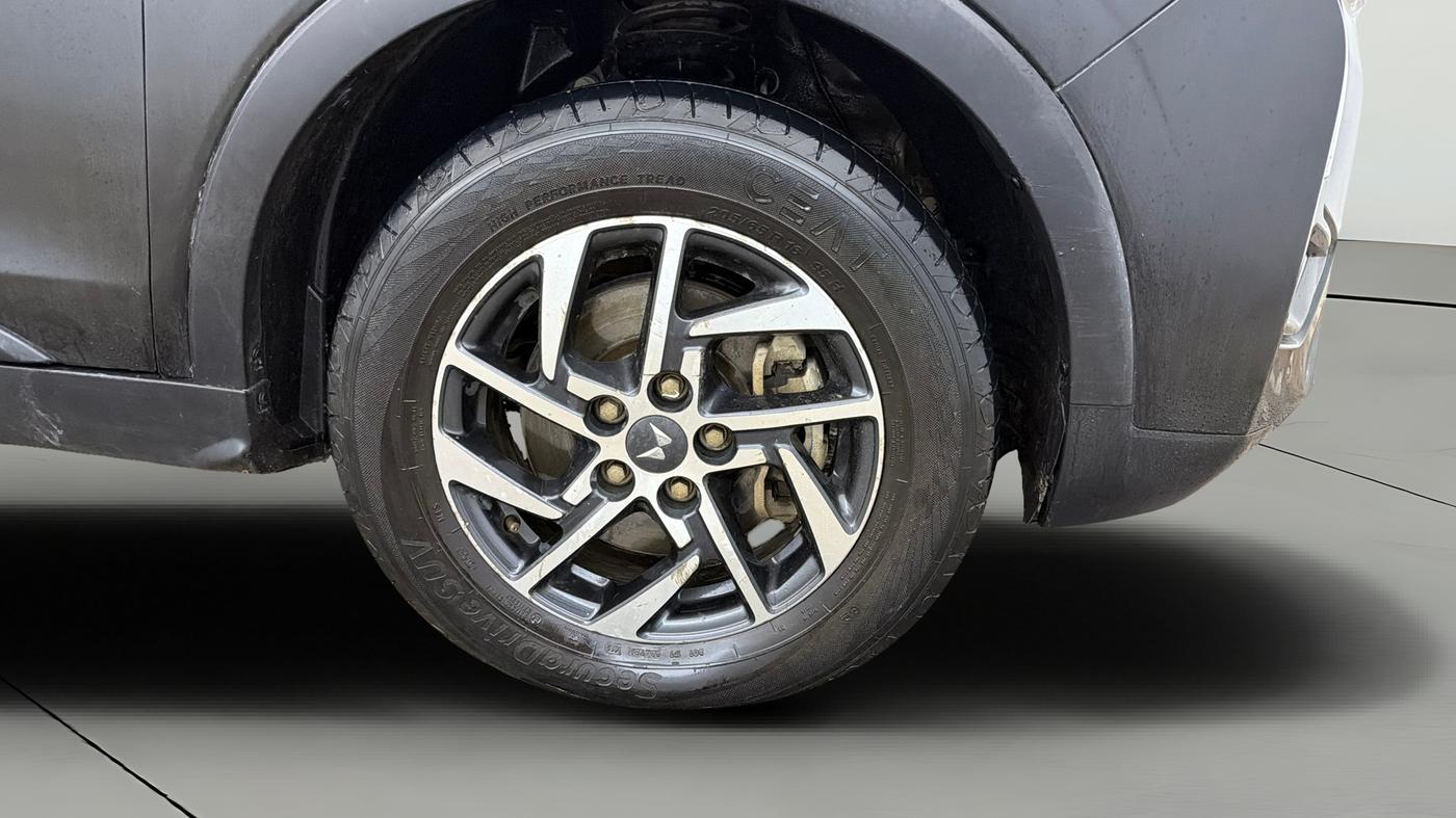 2023 Mahindra XUV300 W8 (O) 1.2 PETROL, Petrol, Manual, 48,101 km, Right Front Wheel