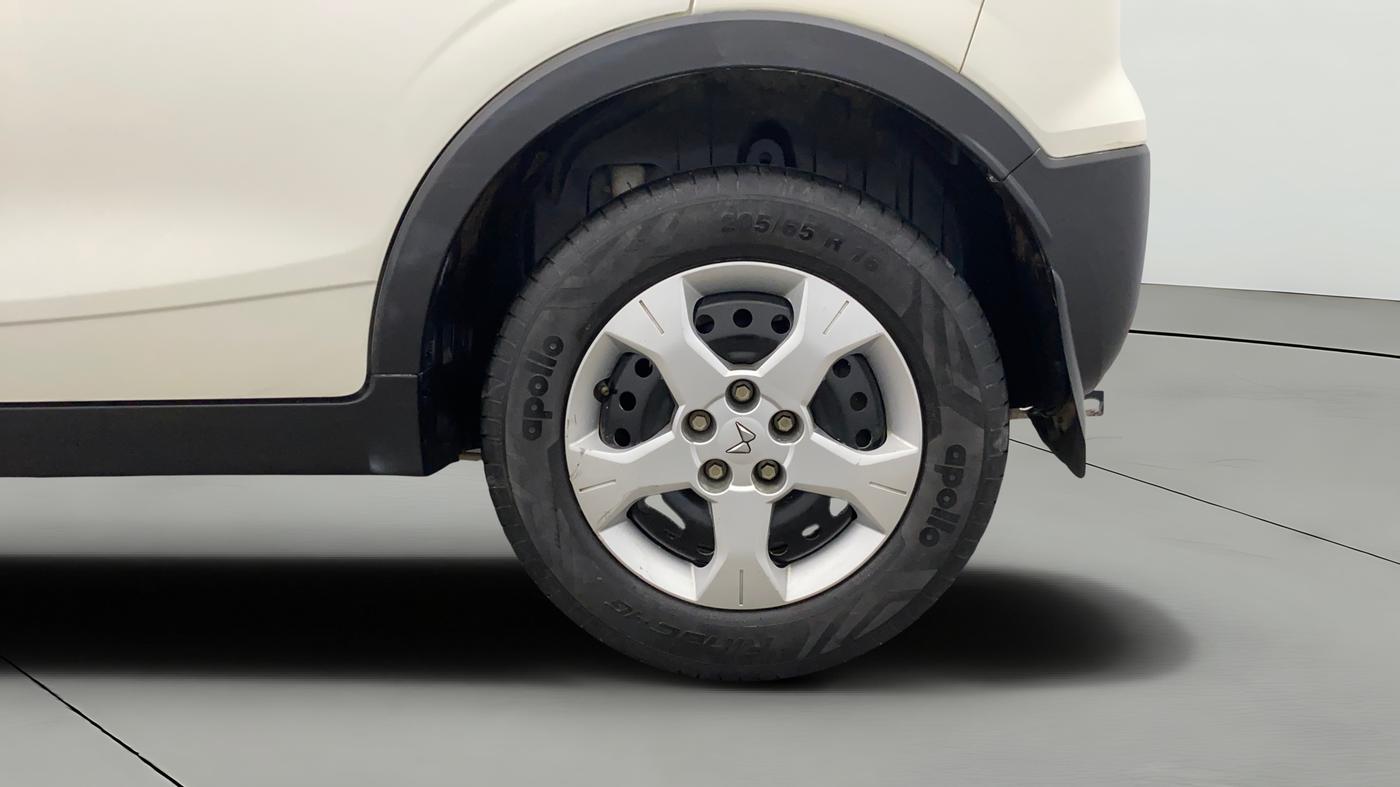 2023 Mahindra XUV300 W6 1.2 PETROL AMT, Petrol, Automatic, 33,518 km, Left Rear Wheel