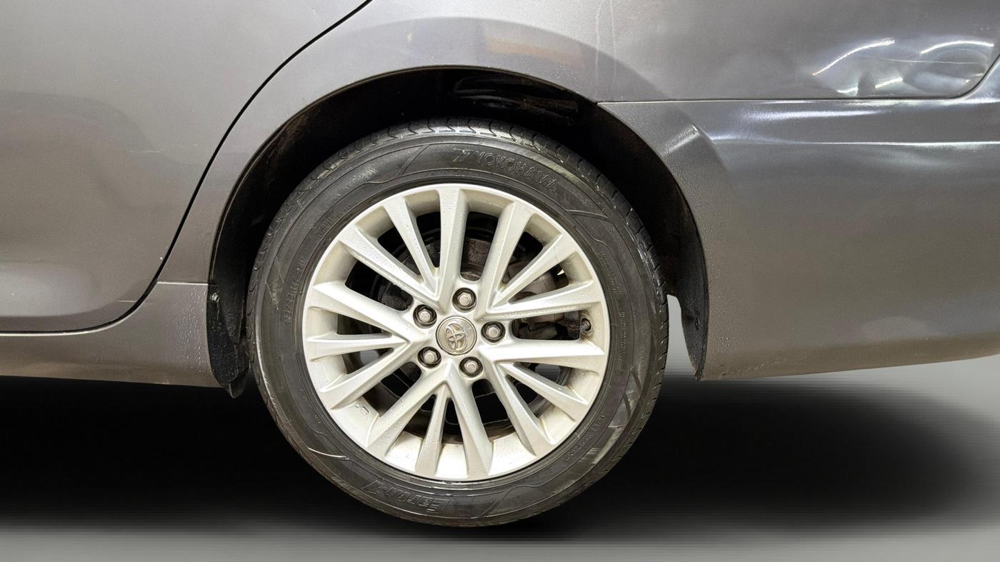 2017 Toyota Camry HYBRID, Hybrid, Automatic, 68,157 km, Left Rear Wheel