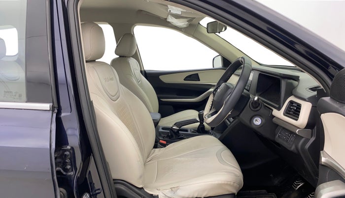 2023 Mahindra XUV700 MX P MT 5 STR, Petrol, Manual, 50,592 km, Right Side Front Door Cabin