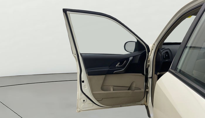 2016 Mahindra XUV500 W6, Diesel, Manual, 53,978 km, LHS Front Door