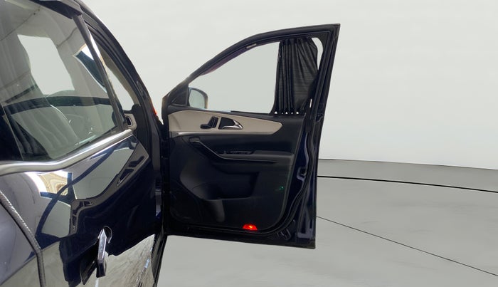 2022 Mahindra XUV700 AX 7 LUXURY D MT 7 STR, Diesel, Manual, 39,656 km, RHS Front Door