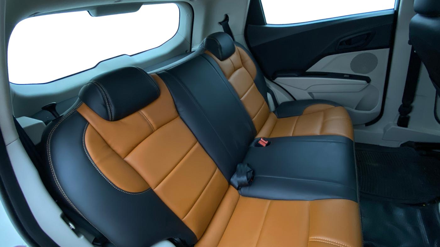 2023 Mahindra XUV300 W6 1.2 PETROL AMT, Petrol, Automatic, 13,946 km, Right Side Rear Door Cabin