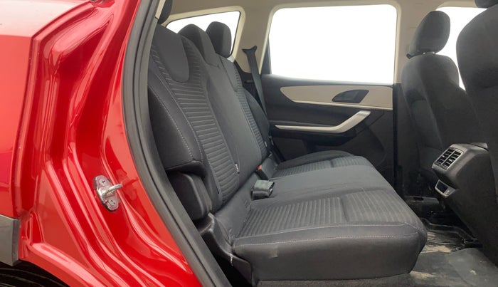 2022 Mahindra XUV700 MX P MT 5 STR, Petrol, Manual, 29,161 km, Right Side Rear Door Cabin