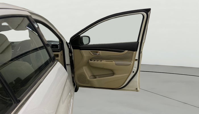 2016 Maruti Ciaz ZDI SHVS, Diesel, Manual, 96,461 km, RHS Front Door
