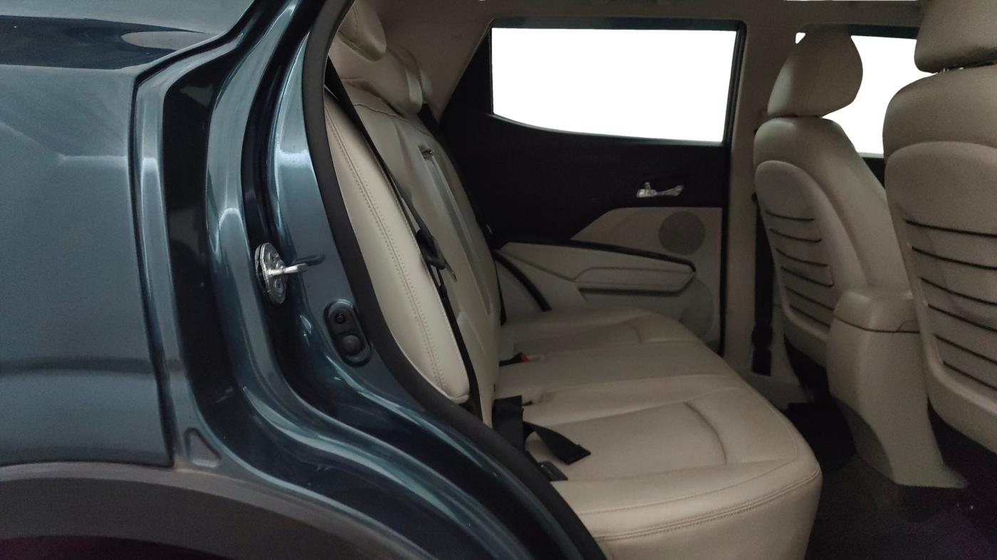 2023 Mahindra XUV300 W8 (O) 1.5 DIESEL AMT, Diesel, Automatic, 27,883 km, Right Side Rear Door Cabin